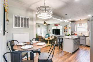 Hot Tub and Yard Jimmy Buffet-Themed Galveston Home - Galveston - 3