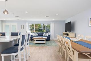 Casa Palma! Beautiful waterfront home with heated pool & dock! - Bradenton - 1