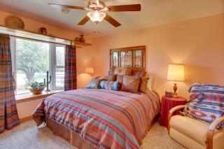 Red Bluff Inn and Retreat with Entire Ranch on Lake! - Leedey - 1