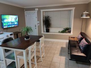 Private Suite w King Bed, Ground Level, Naturally Bright - 6