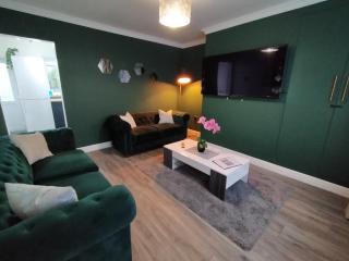Polaris House - sleeps 6, driveway, garden - Crewe - 4