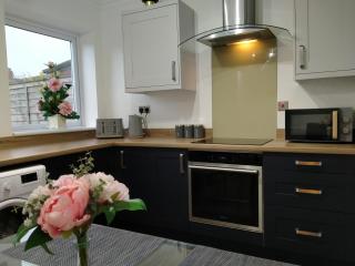 Polaris House - sleeps 6, driveway, garden - Crewe - 2