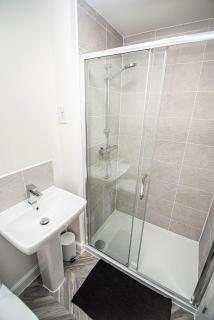 Solid Mirror Modern Riverside Home, Doncaster - 3