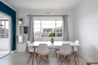 Stylish 2 bed Apartment metres from the Promenade - 8