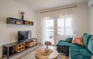 1 Bedroom Lovely Apartment In Karlobag - 8