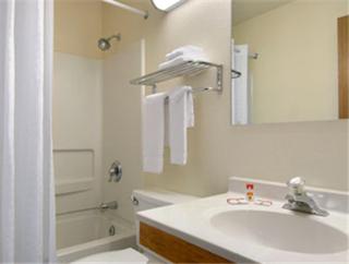 Super 8 by Wyndham New Castle - New Castle - 2