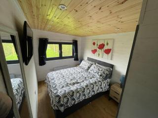 Maple Lodge Quirky Salvaged Railway Carriage with Hot Tub - Boston - 2