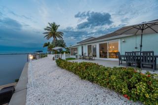 NEW! Dolphin Bay! Canal front, pool & spa, game room! - Bradenton - 9