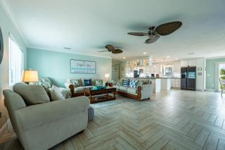NEW! Dolphin Bay! Canal front, pool & spa, game room! - Bradenton - 4