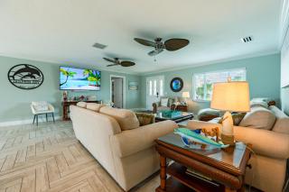 NEW! Dolphin Bay! Canal front, pool & spa, game room! - Bradenton - 1