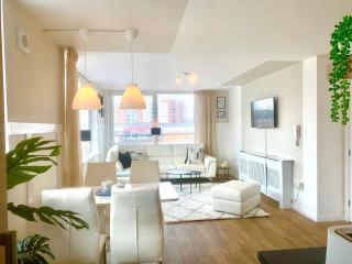 Large Modern 3 Bedroom City Centre Apartment ,Free Parking - 8