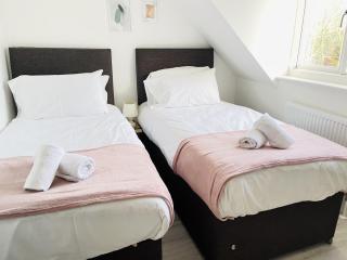 Spacious 4 Bedroom, Wi-Fi, 2 Gardens, Sleeps 8 - Amethyst - 6