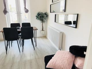 Cambridge - Modern 4-BR Home with Gardens & Wi-Fi - 4
