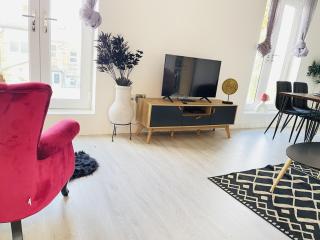 Cambridge - Modern 4-BR Home with Gardens & Wi-Fi - 1