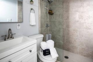 OTR, QUEEN Bed, 50in TV, Workspace, Near Lightrail - 6