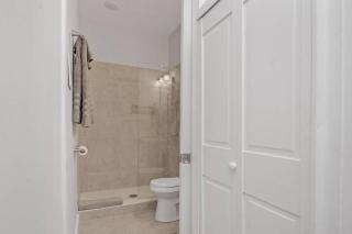 Central OTR, Lux King Bed, Fast Wifi, Fully Equipped, 50in TV, Sleeps 3ppl - 4