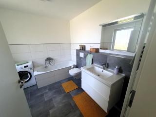 geräumige, moderne Ferienwohnung mit PKW- und Fahrradstellplatz - FeWo Nordland - Schwerin - 3