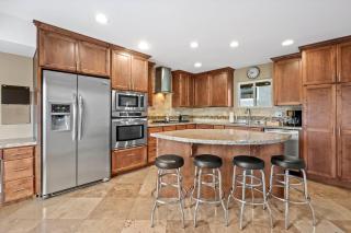 Executive Retreat - Renovated - Spacious - Views - 3