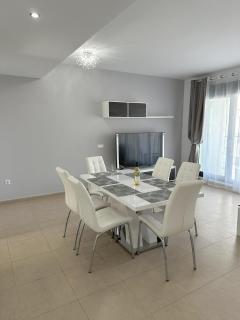 Luxurious, Newly-Renovated Large 2-Bedroom Condo by the Beach - Benidorm - 8