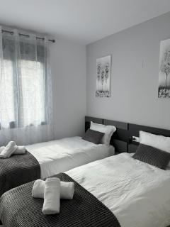 Luxurious, Newly-Renovated Large 2-Bedroom Condo by the Beach - 9