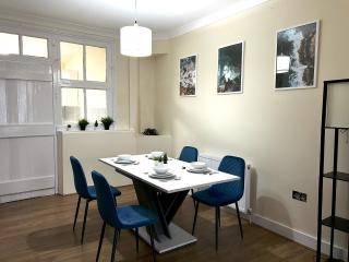 Two Bedroom Holiday Home - Merton - 0