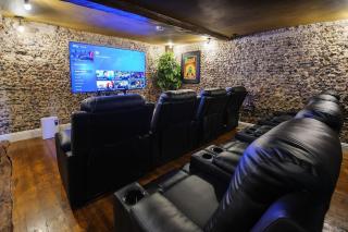 The Famous Harry Potter House, Hot Tub, Cinema Room, Sky TV - 2