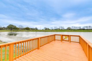 Lakefront Gem on 32-Acre Lot in Angleton! - Angleton - 0