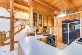 Lakefront Gem on 32-Acre Lot in Angleton! - Angleton - 2