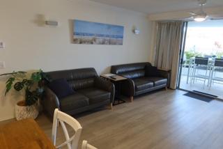 Ground Floor Oceanfront Apartment - Bargara - 2