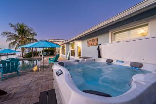 Royal Palm Paradise! Waterfront, Private Pool & Hot Tub, Boat Dock! - Bradenton - 1