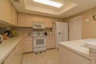Sun Eagle Condo! Cozy condo with workspace and community pool! - Bradenton - 3