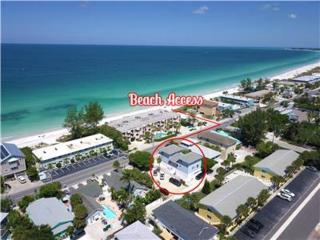 Sea Site Retreat Unit B! Great attractions nearby! Short walk to the beach! - Bradenton Beach - 0