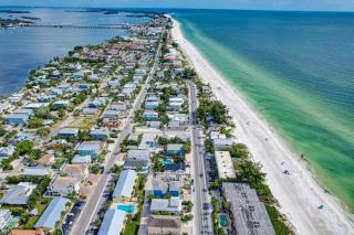 Sea Site Retreat Unit B! Great attractions nearby! Short walk to the beach! - Bradenton Beach - 7