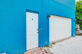 Sea Site Retreat Unit B! Great attractions nearby! Short walk to the beach! - Bradenton Beach - 1