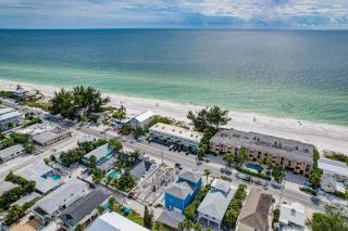 Sea Site Retreat Unit A! Great amenities nearby! Short walk to the beach! - Bradenton Beach - 8