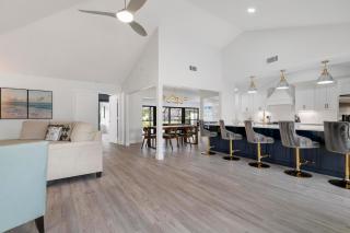 Tropical Tranquility! Luxury pool home with lakefront view just minutes from the beach! - Bradenton - 9