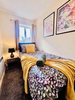 Hidden Gem in Chelmsford by Artisan Stays I Weekly or Monthly Stay Offer I Free Parking I Sleeps 5 - 6