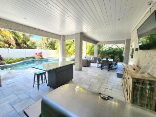 Ocean Star! 7 Bdrms, 7 Baths! Beaches less than 5min walk to beach! - Holmes Beach - 9