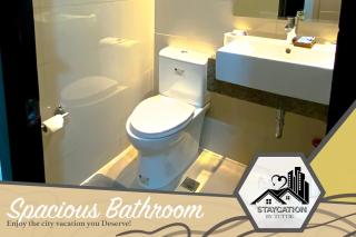Luxurious 2 Bedroom Family Suite plus Maid Rm in Eastwood City - Manila - 2