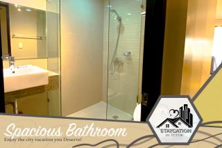 Luxurious 2 Bedroom Family Suite plus Maid Rm in Eastwood City - Manila - 1