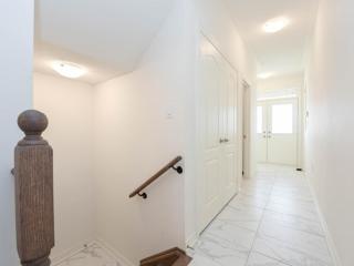 Stylish Home in Waterdown - Hamilton - 8