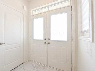 Stylish Home in Waterdown - Hamilton - 9