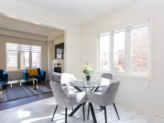 Stylish Home in Waterdown - 4