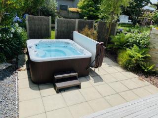 Spacious 4 brm home with spa and large garden - 5