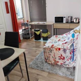 Red Cottage FEMALE ONLY BUDGET STAYS with bedroom plus private kitchenette room - Harristown - 9