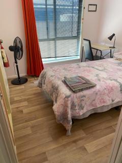 Red Cottage FEMALE ONLY BUDGET STAYS with bedroom plus private kitchenette room - Harristown - 0