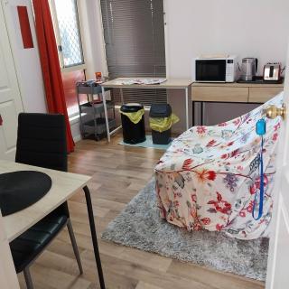 Red Cottage FEMALE ONLY BUDGET STAYS with bedroom plus private kitchenette room - Harristown - 7