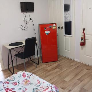 Red Cottage FEMALE ONLY BUDGET STAYS with bedroom plus private kitchenette room - Harristown - 6