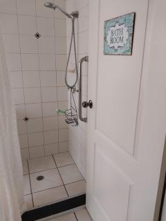 Red Cottage FEMALE ONLY BUDGET STAYS with bedroom plus private kitchenette room - Harristown - 3