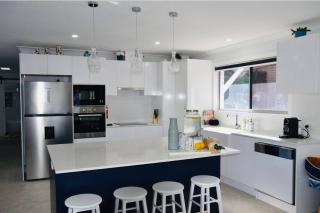 Pet Friendly Beach House with pool - Sleeps 10 - Urangan - 7
